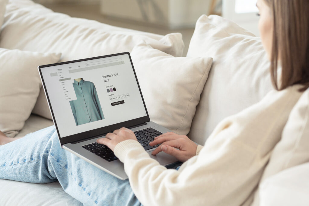 a lady browsing an e-commerce store for clothing thanks to digital marketing for the fashion industry