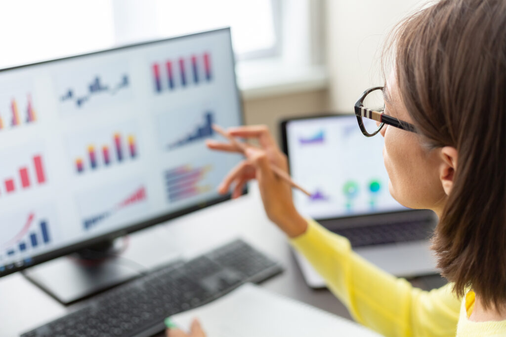 a marketer pointing to her screen while breaking down some website data and analytics
