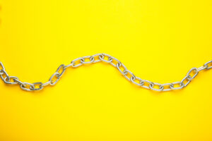 a chain on a yellow background representing different types of backlinks